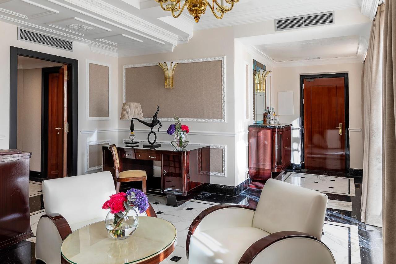Baglioni Hotel Regina - The Leading Hotels Of The World Rome Exterior photo A suite at the hotel