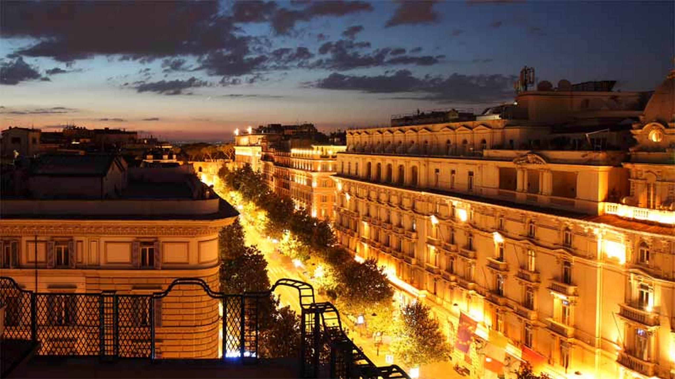 Baglioni Hotel Regina - The Leading Hotels Of The World Rome Exterior photo The Paseo del Prado at night
