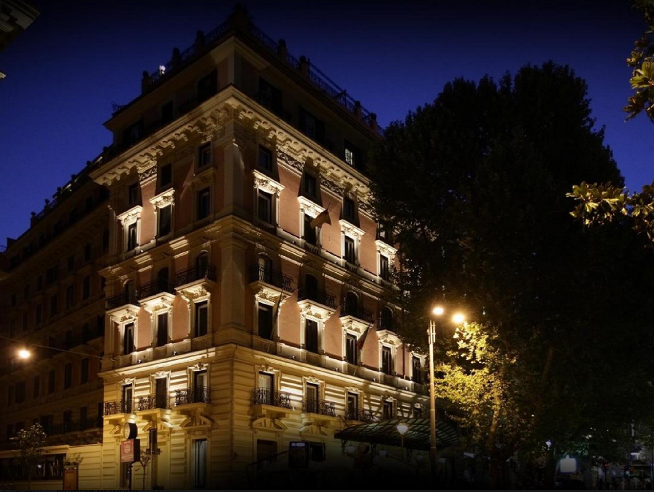 Baglioni Hotel Regina - The Leading Hotels Of The World Rome Exterior photo The hotel at night