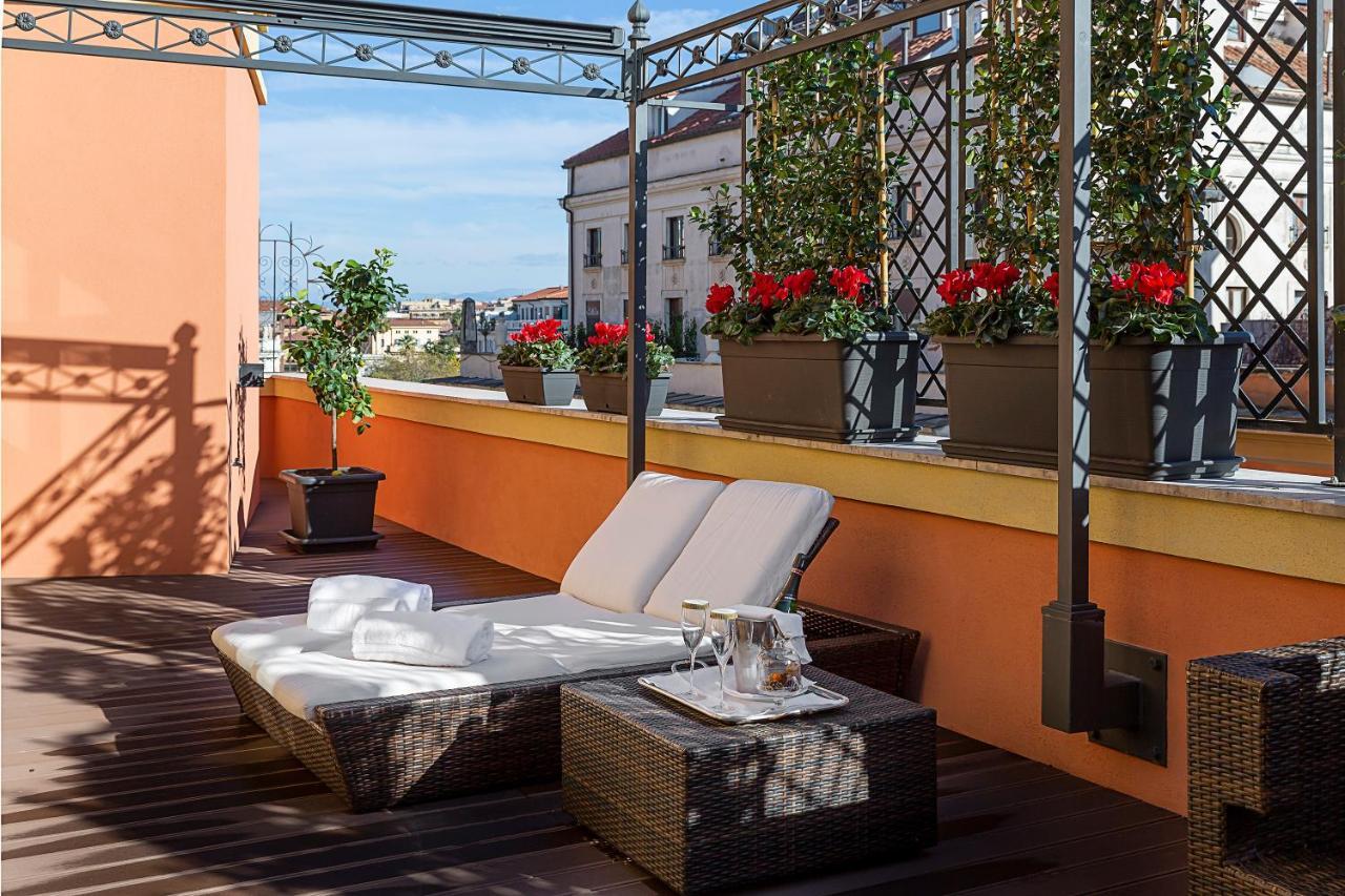 Baglioni Hotel Regina - The Leading Hotels Of The World Rome Exterior photo Rooftop terrace