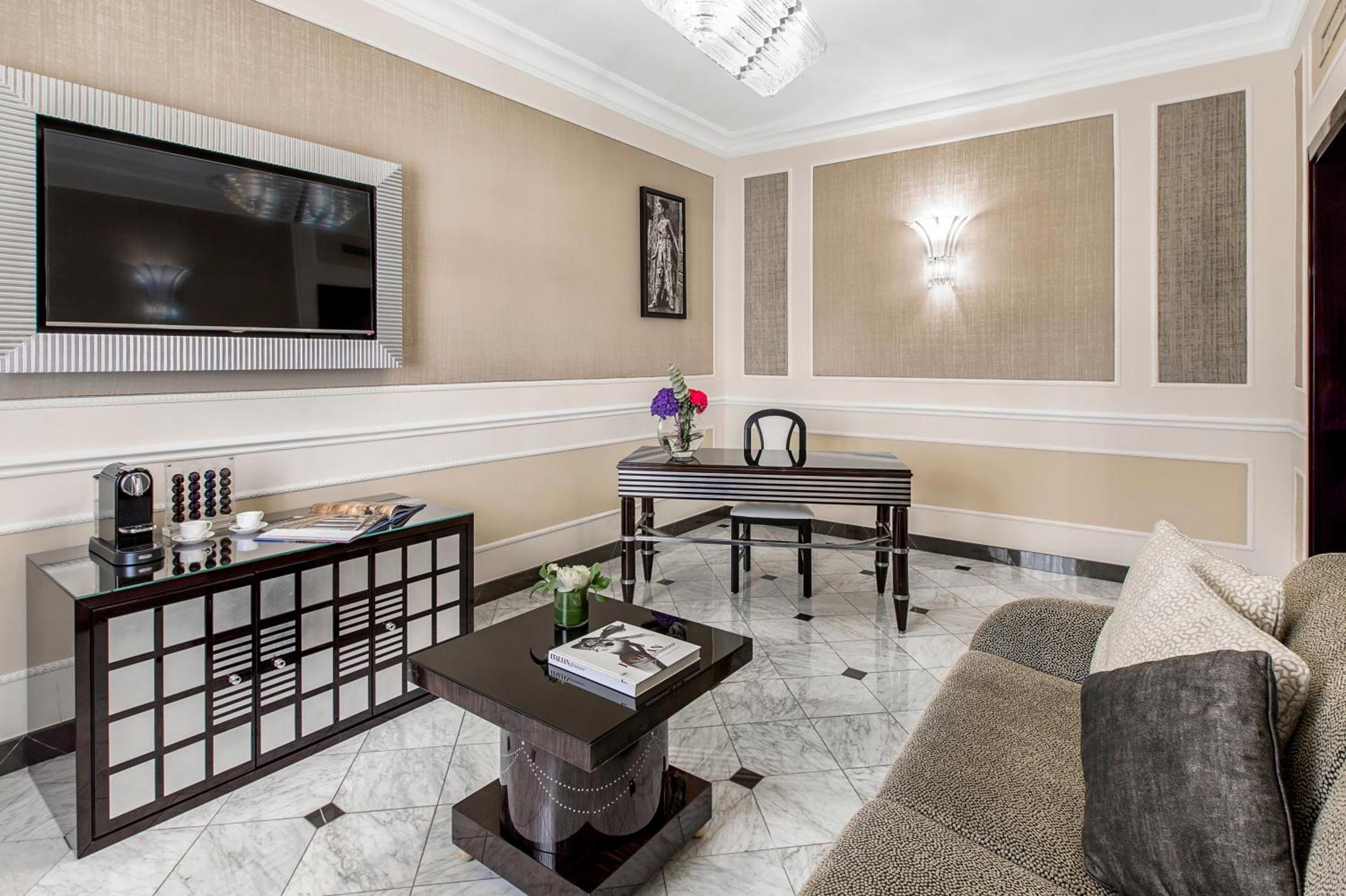 Baglioni Hotel Regina - The Leading Hotels Of The World Rome Exterior photo A suite at the hotel