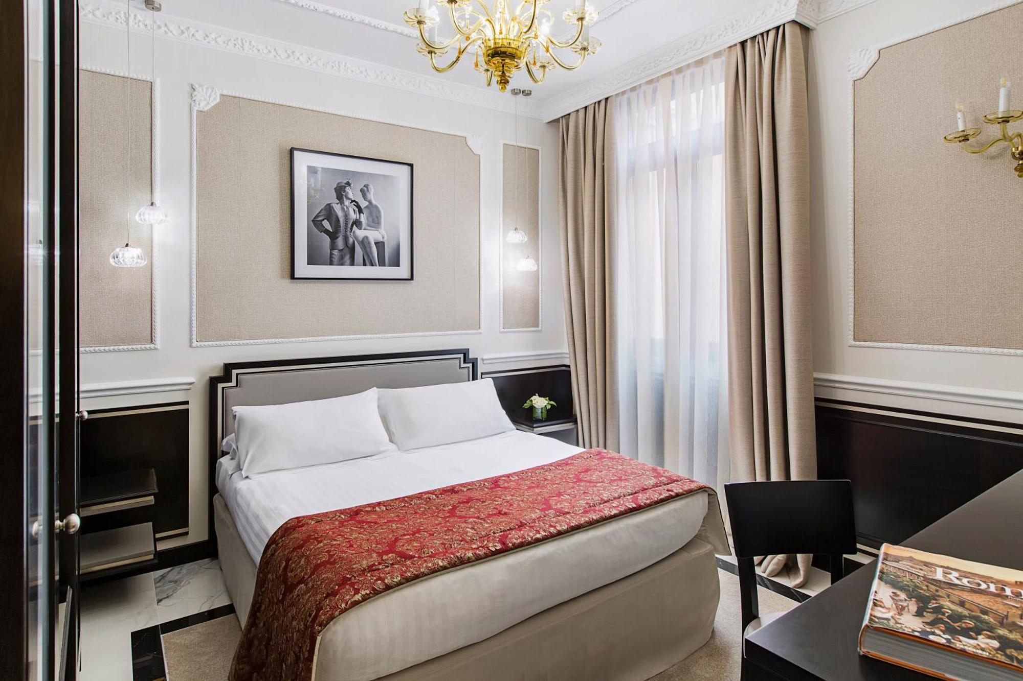 Baglioni Hotel Regina - The Leading Hotels Of The World Rome Exterior photo A room at the hotel