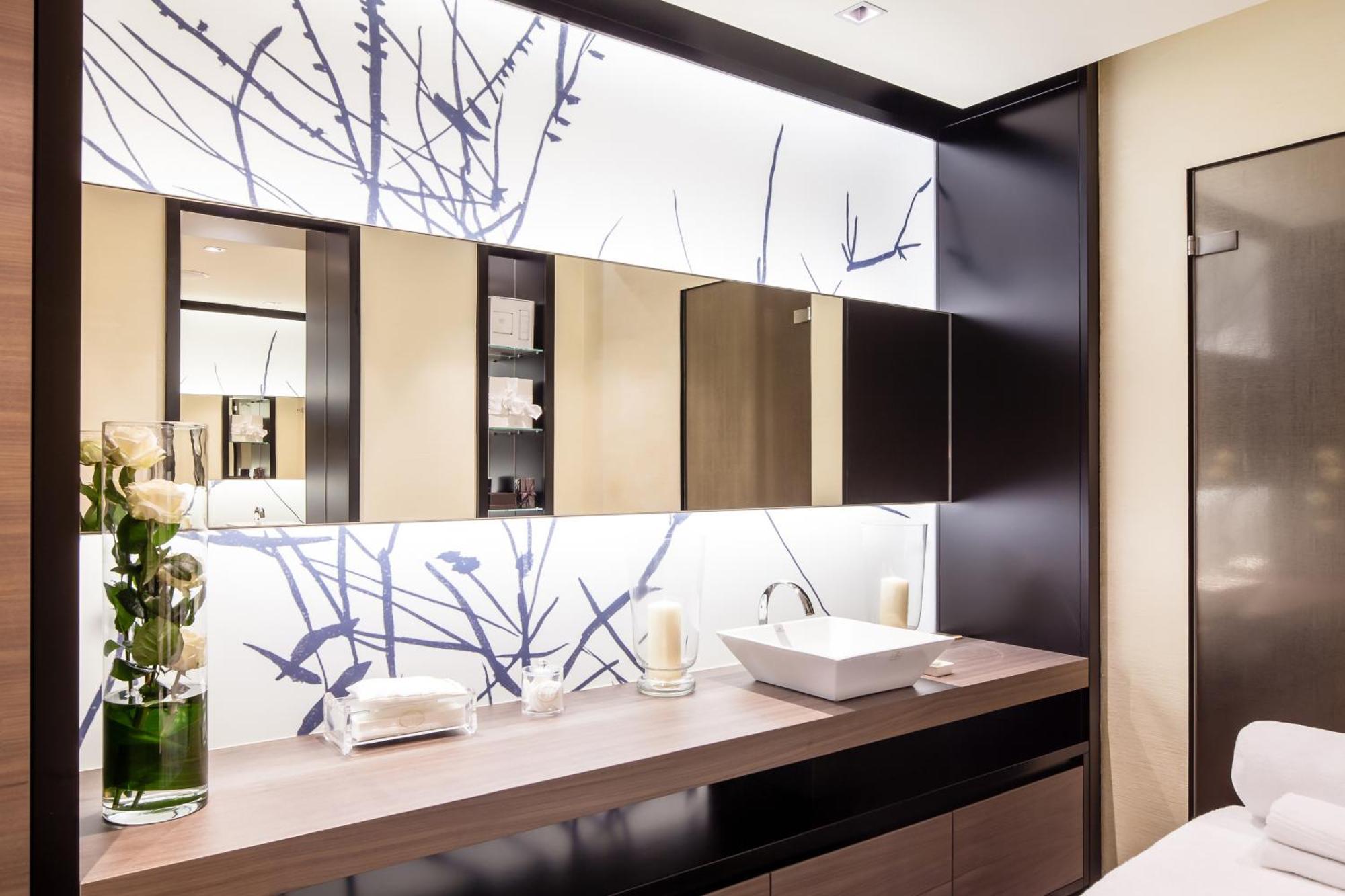 Baglioni Hotel Regina - The Leading Hotels Of The World Rome Exterior photo A bathroom in a hotel